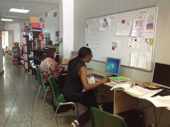 Un estudiante trabajando con un ordenador en la sala de estudio de la escuela